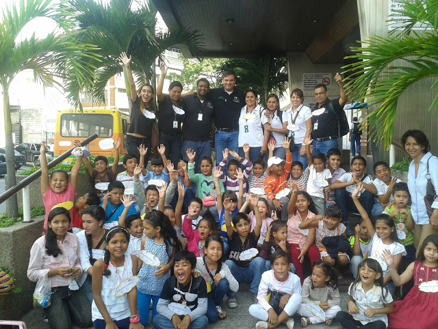 Junto a Niños saliendo en sede de la Alcaldía