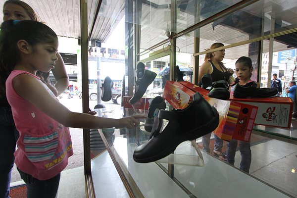 Un salario mínimo no alcanza para comprar un par de zapatos escolares