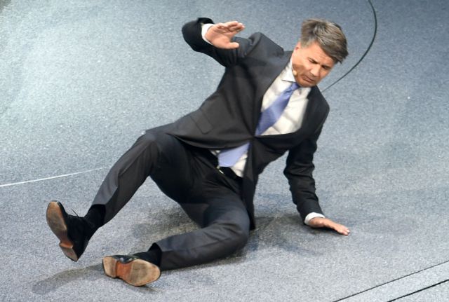 El director ejecutivo de BMW, Harald Krueger, se derrumba durante la presentación de BMW en el primer día para la prensa de la Feria del Automóvil de Fráncfort, en Alemania, el martes 15 de septiembre de 2015. (AP Foto/Jens Meyer)