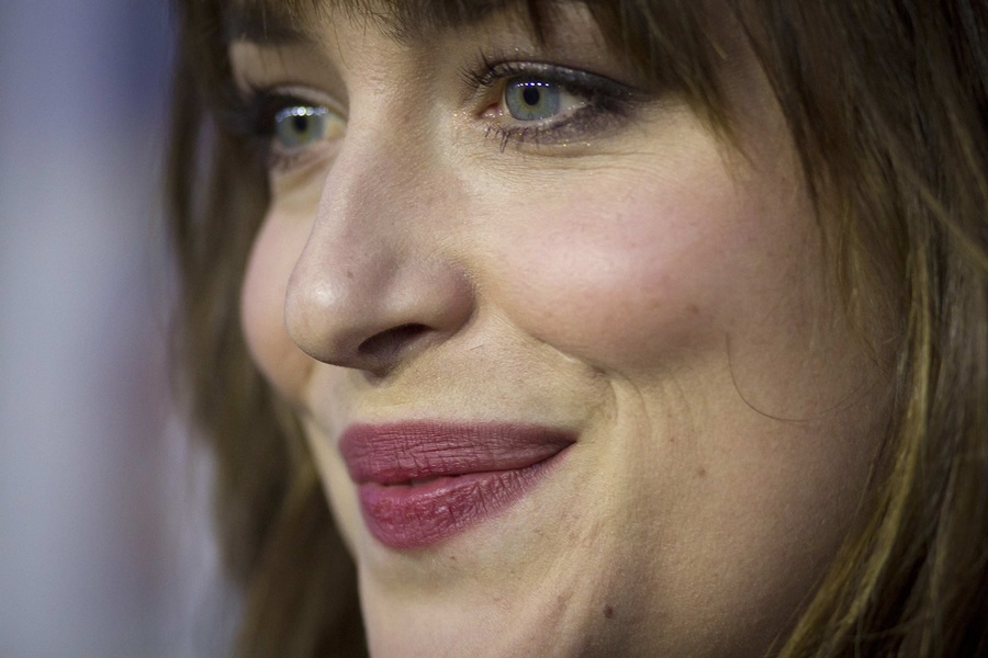 ¡Se acostumbró! Dakota Johnson posa como Dios la trajo al mundo en nueva portada (Fotos)