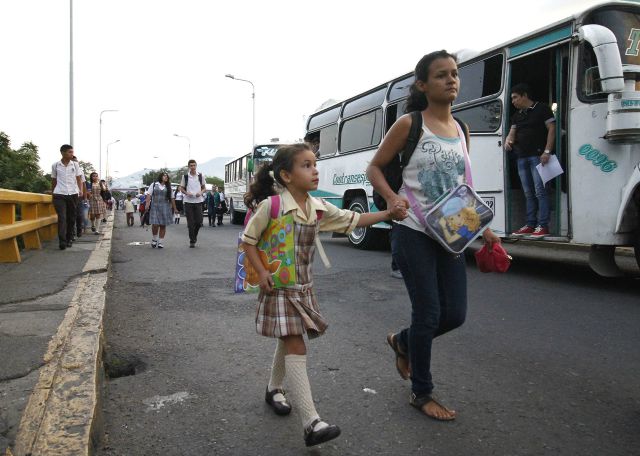 ¿Los niños venezolanos pueden estudiar en Colombia?