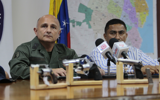 Maracaibo 14/09/2015 El General de División Carlos Sánchez Vargas, director del Cuerpo de Policías Bolivariana del Estado Zulia (Cpbez), acompañado del jefe de la Policía Científica, región Zulia, el comisario Daniel Landaeta, ofreció detalles del procedimiento en conjunto desplegado la madrugada de este lunes en el sector santa Rosa de Agua, parroquia Coquivacoa de Maracaibo.  