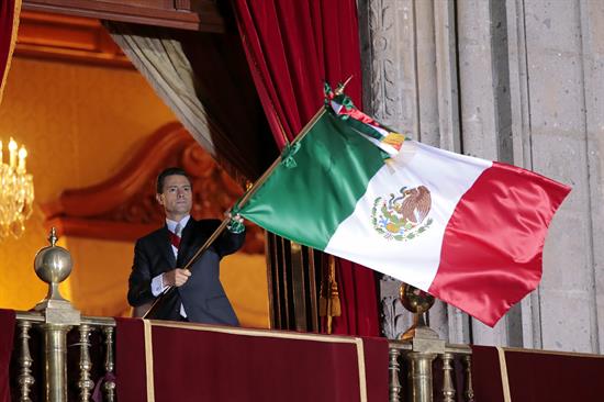 Foto: El presidente mexicano, Enrique Peña Nieto, encabeza hoy, martes 15 de septiembre de 2015, la tradicional ceremonia del Grito de Independencia en el marco de la celebración del 205 Aniversario de la Independencia de México, desde el balcón del Palacio Nacional en Ciudad de México. EFEJosé Méndez