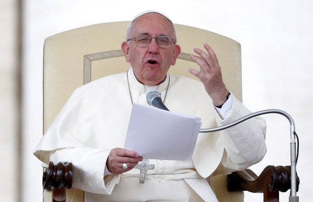 Pope Francis speaks as he leads the weekly audience in Saint Peter's Square at the Vatican September 16, 2015. REUTERS/Tony Gentile