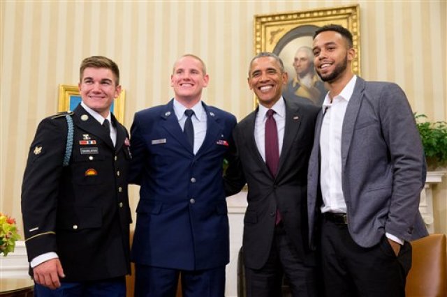 El presidente estadounidense Barack Obama posa para una fotografìa con, desde la izquierda, Alek Skarlatos, de la Guardia Nacional de Oregon; Spencer Stone, cabo segundo de aviación de la Fuerza Aérea; y  Anthony Sadler, en la Casa Blanca, el jueves, 17 de septiembre del 2015, en un encuentro para honrarles por sus heorrismo al someter a un pistolero en un tren hacia París el mes pasado.  (Foto AP/Andrew Harnik)