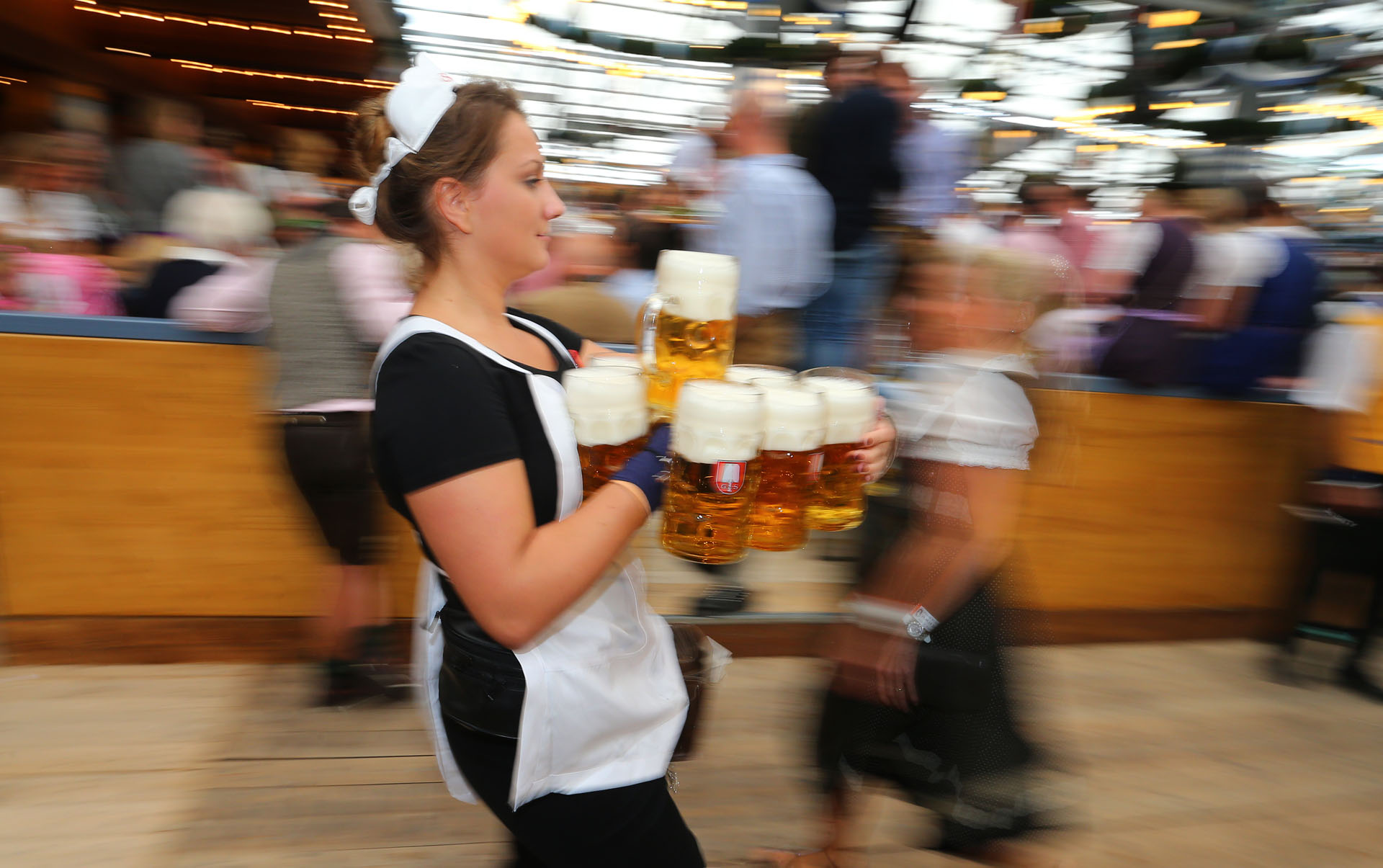 ¿CUÁNTO?… el precio de la cerveza en el Oktoberfest, no apto para venezolanos devaluados