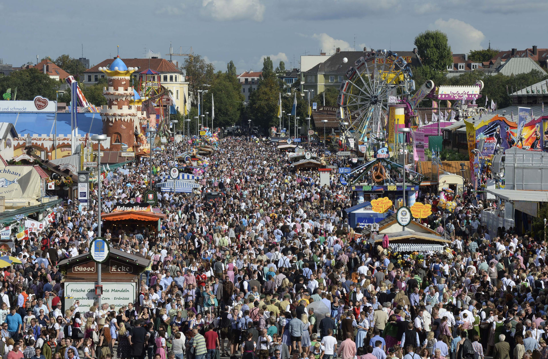 Pobres alemanes “haciendo cola”… para caerse a birras en edición 182 del Oktoberfest ¡SALUD!