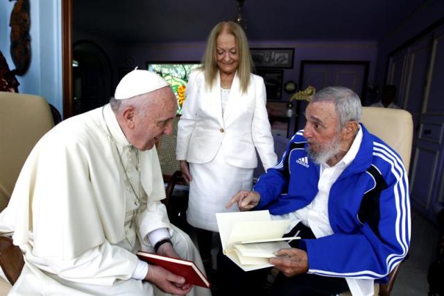 Fotografía facilitada por Cubadebate del encuentro que el papa Francisco y el expresidente cubano Fidel Castro, de 89 años y retirado del poder en 2006, celebraron ayer en La Habana (Cuba) después de que el pontífice oficiara una misa multitudinaria en la emblemática Plaza de la Revolución ante unas 200.000 personas, según datos oficiales. EFE/Alex Castro