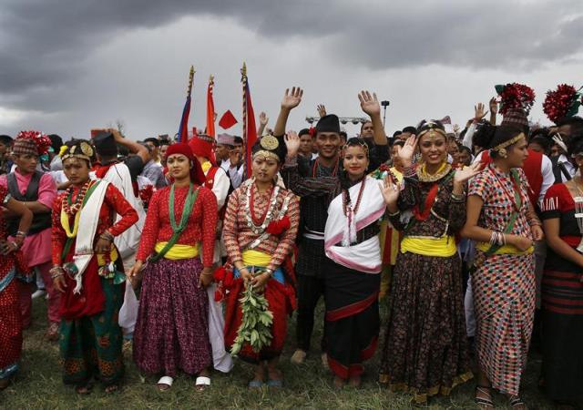 Nepalíes vestidos con trajes tradicionales celebran la promulgación de la Constitución, en Katmandú (Nepal), hoy, 21 de septiembre de 2015. Nepal aprobó ayer una Constitución que pone fin a un proceso que comenzó en 2008 con la abolición de la monarquía y que ha estado plagado de intentos fallidos y de una inestabilidad política que ha causado decenas de muertos. EFE/Narendra Shrestha