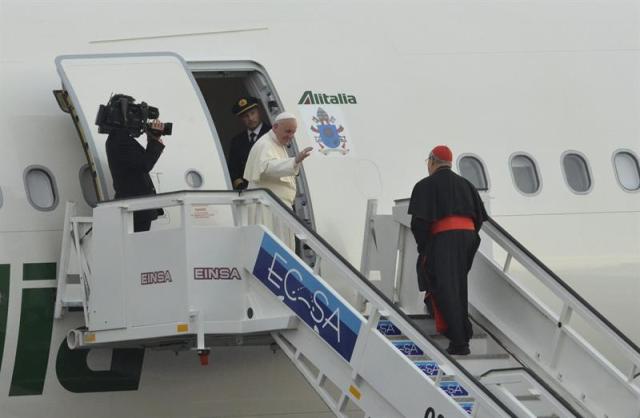  El papa Francisco parte desde La Habana hacia la provincia de Holguín hoy, lunes 21 de septiembre de 2015, como parte de su programa de actividades eclesiásticas en el marco de su visita a Cuba. EFE/Rolando Pujol