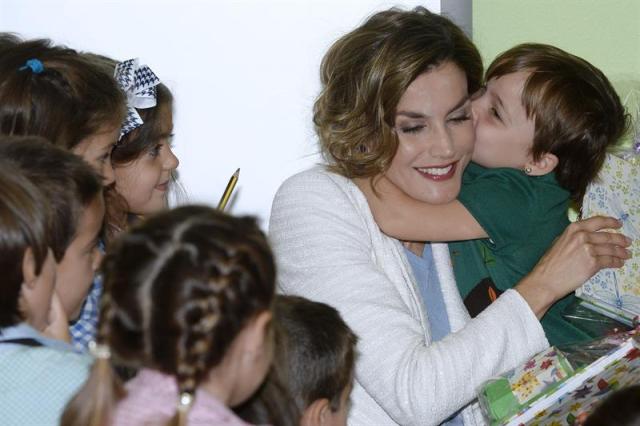 La reina Letizia recibe un beso de una alumna de Educación Infantil en el colegio público Marques de Santillana, en la ciudad de Palencia, de Palencia, durante la visita a las aulas del centro educativo tras la apertura del curso escolar 2015/2016. Doña Letizia ha defendido un sistema educativo de calidad que requiere del compromiso de toda la comunidad educativa para lograr personas "mejores y más despiertas". EFE/Nacho Gallego