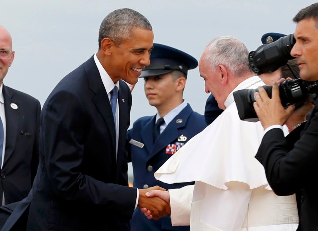 U.S. President Barack Obama (L) welcomes Pope Francis to the United States upon his arrival at Joint Base Andrews outside Washington September 22, 2015.   REUTERS/Jonathan Ernst (TPX IMAGES OF THE DAY)