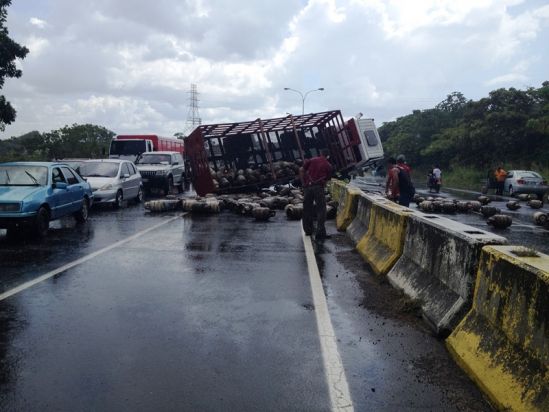 Intentan saquear camión de bombonas que se volcó en puente Macagua