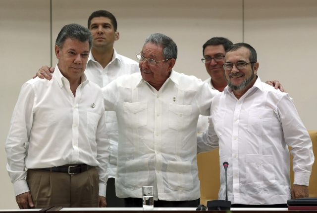 HAB22. LA HABANA (CUBA), 23/09/2015.- El presidente de Colombia Juan Manuel Santos (i), el presidente de Cuba Raúl Castro (c) y el máximo líder de las FARC, Rodrigo Londoño (d), alias "Timochenko", posan hoy, miércoles 23 de septiembre de 2015, durante un acto en La Habana (Cuba). Juan Manuel Santos y Rodrigo Londoño, alias "Timochenko", se dieron hoy un histórico apretón de manos, tras anunciar en La Habana el acuerdo alcanzado entre las partes en materia de justicia transicional, clave para la paz. Ambos posaron para la foto, junto con el presidente de Cuba, Raúl Castro, quien se situó en el medio y dio la mano a Santos y a "Timochenko", quienes tras unos segundos, también se dieron la mano; un simbólico gesto que aproxima la paz. El acuerdo sobre justicia anunciado hoy contempla entre otras cosas una amnistía para delitos políticos, la creación de un tribunal especial para la paz, y establece que la guerrilla deberá entregar las armas en un plazo de 60 días tras la firma del acuerdo definitivo. EFE/ALEJANDRO ERNESTO