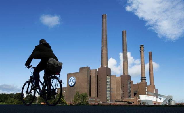 Un ciclista pasa por delante de la planta de Volkswagen en Wolfsburg, Alemania, hoy 23 de septiembre de 2015. Wolkswagen, el mayor fabricante automovilístico del mundo, mantiene hoy la fuerte caída en bolsa de las últimas jornadas y perdía un 7 % tras la apertura de la negociación de Fráncfort. Las acciones de Volkswagen, que el lunes y el martes han perdido más de una tercera parte de su capitalización bursátil por el escándalo de la manipulación de las emisiones contaminantes en EEUU, se pagaban por debajo de 100 euros.EFE/JULIAN STRATENSCHULTE