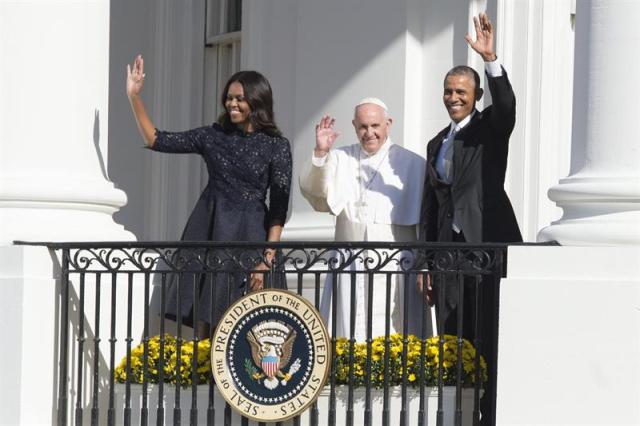 El papa Francisco, el presidente de Estados Unidos, Barack Obama (dcha), y la primera dama Michelle Obama, saludan desde un balcón de la Casa Blanca, Washington, EE.UU., el 23 de septiembre del 2015. EFE/Michael Reynolds