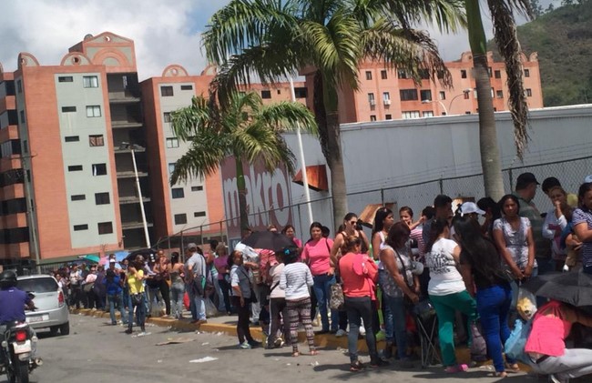 Cajeros de Makro Los Teques se paralizaron por no poder comprar pañales