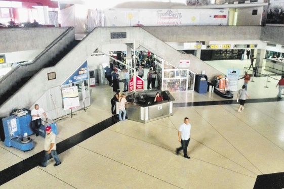 Trabajadores del aeropuerto La Chinita protestan