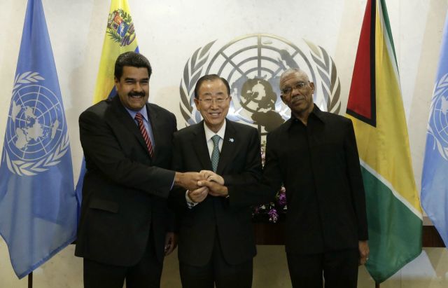 President of Venezuela Nicolas Maduro (L), United Nations Secretary-General Ban Ki-moon (C) and President of Guyana David Arthur Granger shake hands before their tri-level meeting on the sidelines of the United Nations Sustainable Development Summit and on the eve of the General Debate of the UN General Assembly in New York, New York, USA, 27 September 2015. (Estados Unidos) EFE/EPA/JASON SZENES