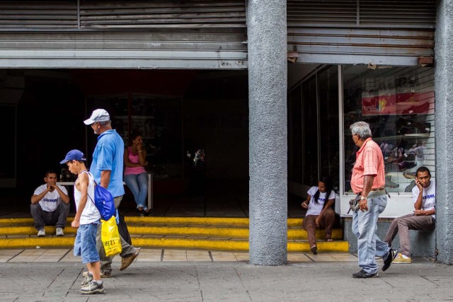 CAR01. CARACAS (VENEZUELA), 27/06/2014.- n negocio permanece con las puertas abiertas pero sin energía eléctrica hoy, viernes 27 de junio del 2014, en la ciudad de Caracas (Venezuela). Un apagón dejó hoy sin servicio eléctrico a varias ciudades del occidente y el centro del país, incluida Caracas, por un fallo en una de las unidades de generación de energía cuando se realizaban unos trabajos de reparación en una línea de transmisión. EFE/MIGUEL GUTIERREZ