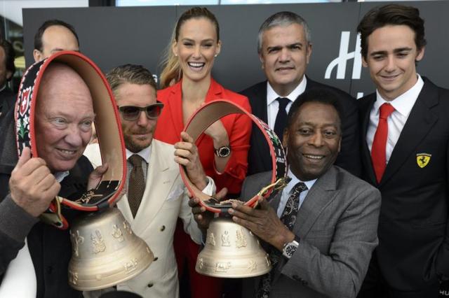 El presidente de Hublot, Jean-Claude Biver, el empresario Lapo Eduard Elkann, nieto del expresidente de Fiat Gianni Agnelli, la modelo israelí Bar Refali, el CEO de Hublot Ricardo Guadalupe, el exjugador brasiñeo Pelé y el tercer piloto del equipo Ferrari de Fórmula Uno, el mexicano Esteban Gutierrez, posan durante la ceremonia de inauguración de una nueva planta de la marca de relojes de lujo Hublot en Nyon (Suiza) hoy, 29 de septiembre de 2015. EFE/Laurent Gillieron