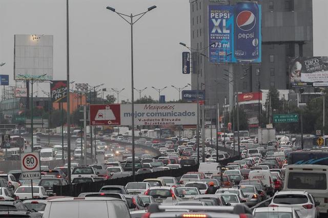 Fotografía de las filas de vehículos mientras cae la lluvia remanente de la tormenta Marty hoy, martes 29 de septiembre de 2015, en Ciudad de México (México). El huracán Marty se degradó hoy a tormenta tropical, aunque sigue la alerta por lluvias intensas en las costas de los estados mexicanos de Guerrero, Michoacán, Jalisco, Colima y Oaxaca, informó hoy el Servicio Meteorológico Nacional (SMN). EFE/Alex Cruz