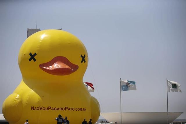 La Federación de Industrias de Sao Paulo instaló hoy, jueves 1 de octubre de 2015, un pato inflable de 12 metros de alto en protesta contra de el alza de impuestos frente al Congreso Nacional en Brasilia (Brasil). La campaña que lleva por nombre "no voy a pagar el pato" fue lanzada en Sao Paulo el 21 de septiembre y se planea entregar una petición al Congreso cuando se alcance un millón de firmas. EFE/FERNANDO BIZERRA