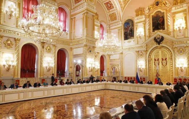 Vista general de la reunión del Consejo Presidencial de la Sociedad Civil y Derechos Humanos en el Kremlin en Moscú (Rusia) hoy, 1 de octubre de 2015. El presidente de Rusia, Vladímir Putin, ha defendido la legitimidad de la intervención rusa en Siria al ser solicitada por el propio líder sirio, Bachar al Asad, y adelantó que ésta se prolongará mientras dure la "ofensiva" del Ejército sirio contra sus enemigos. EFE/Yuri Kochetkov / Pool