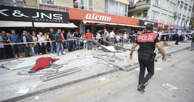 La policía inspecciona el lugar donde se ha producido el accidente de un autobús público en Ankara (Turquía) hoy, 1 de octubre de 2015. Según medios locales, al menos 11 personas han muerto y ocho resultaron heridas en el suceso. EFE/Osmancan Gurdogan