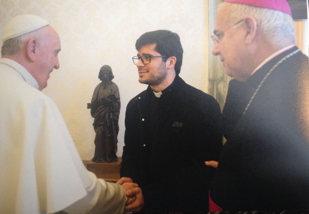 Monseñor Mario Moronta y el padre Edwin Contreras saludan al Papa Francisco