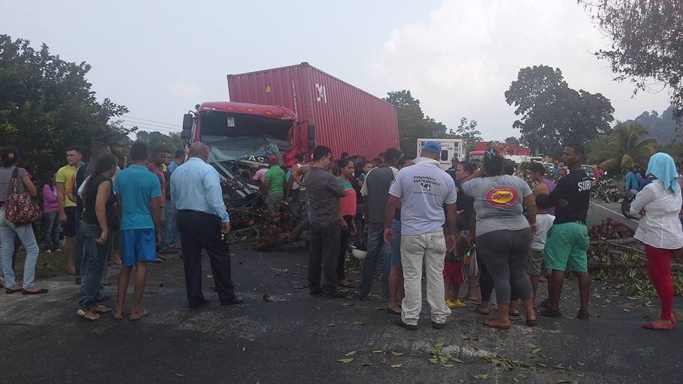 Trancada la Panamericana de Mérida tras fuerte choque de gandolas