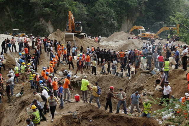 Aumentan a 131 los muertos por alud en Guatemala