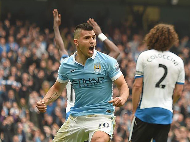 Cinco goles del Kun Agüero reaniman al City y presionan al United