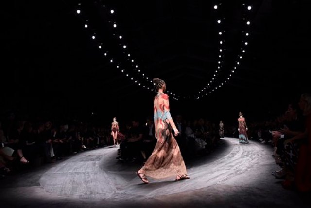 Una modelo presenta piezas de la colección de confección primavera-verano 2016 de Valentino durante la Semana de la Moda de París el martes 6 de octubre de 2015 en París, Francia. (Foto AP/Thibault Camus)