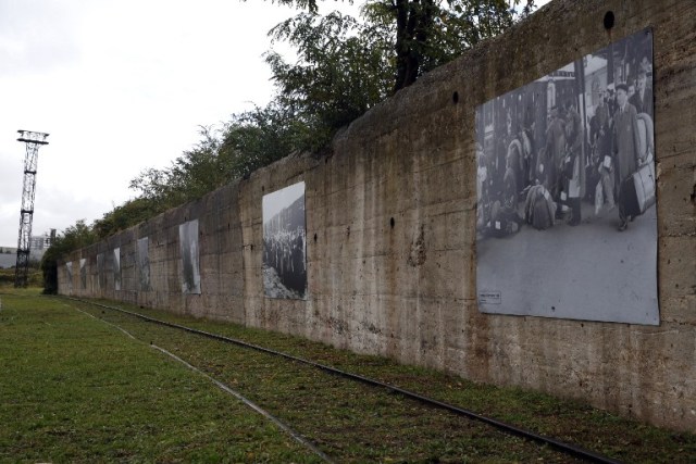 Una foto tomada en 06 de octubre 2015 muestra parte de la estación de tren de Bobigny, en las afueras de París, desde donde la gente del campo de Drancy cercana fueron deportados a las cámaras de gas en los campos nazis durante la Segunda Guerra Mundial, durante una ceremonia en homenaje a los deportados. AFP PHOTO / FLORIAN DAVID