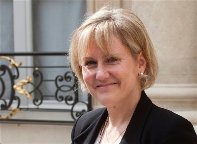 En esta imagen del 9 de mayo de 2012, la ministro francesa de aprendizaje y formación profesional, Nadine Morano, sonríe después de la reunión de gabinete del presidente Nicolas Sarkozy en el Palacio Eliseo de París. El partido del ex mandatario Sarkozy, excluyó a una de sus más prominentes de contender en las elecciones regionales de diciembre, luego de que Morano dijera que "Francia es un país de la raza blanca", provocando polémica más allá del partido.   (Foto AP/Jacques Brinon, archivo)