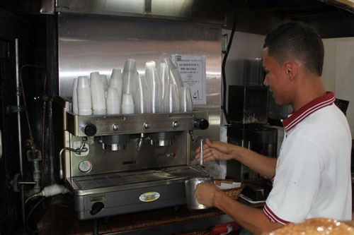 Cien bolívares sale tomarse un café en la calle