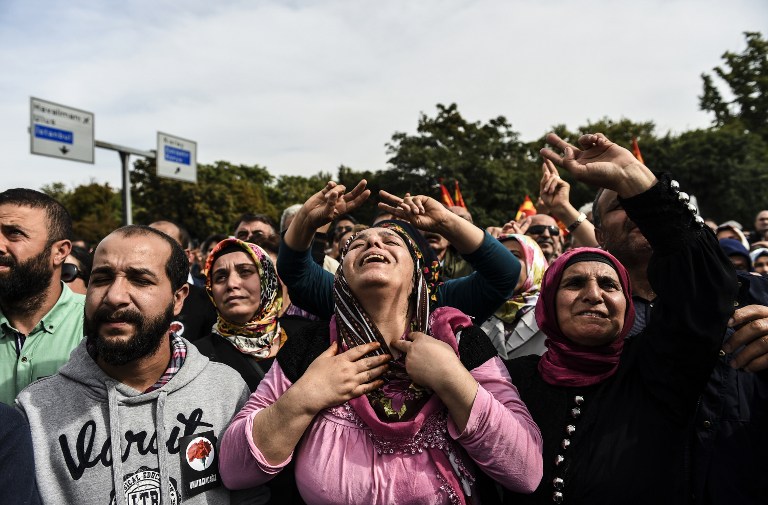 Pena, rabia e incredulidad frente a la morgue tras el atentado de Ankara (Fotos)