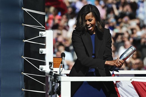 Michelle Obama bautiza el submarino de la Marina Illinois