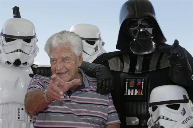 El actor británico David Prowse, que interpteró el papel de Darth Vader en la saga original de "La Guerra de las Galaxias" durante la presentación de "I am your father", hoy en el Festival de Cine Fantástico de Sitges . EFE/Susanna Sáez