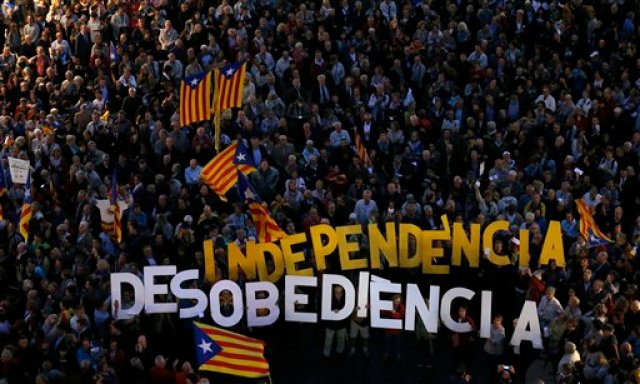 Cientos de catalanes proindependentistas protestan luego de que comenzó una investigación judicial al gobierno regional por el simbólico referendo sobre la secesión convocado el año pasado, en Barcelona, España, el 13 de octubre de 2015. (Foto AP/Manu Fernandez)