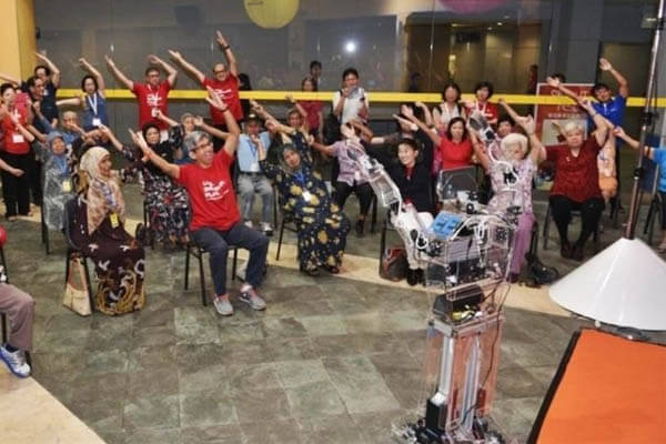 Conoce al robot que entrena a los abuelitos