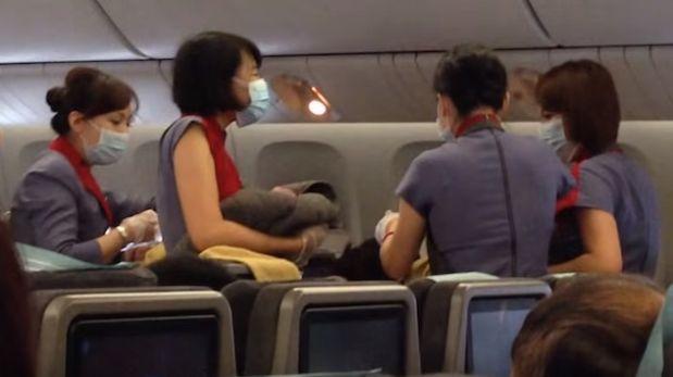 Da a luz a bebé prematuro en pleno vuelo (Video)