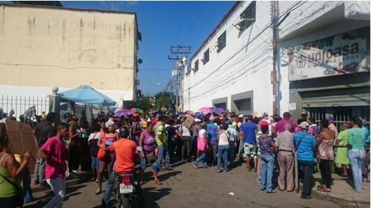 Así se encuentran la colas para comprar en Mercal este #17Oct