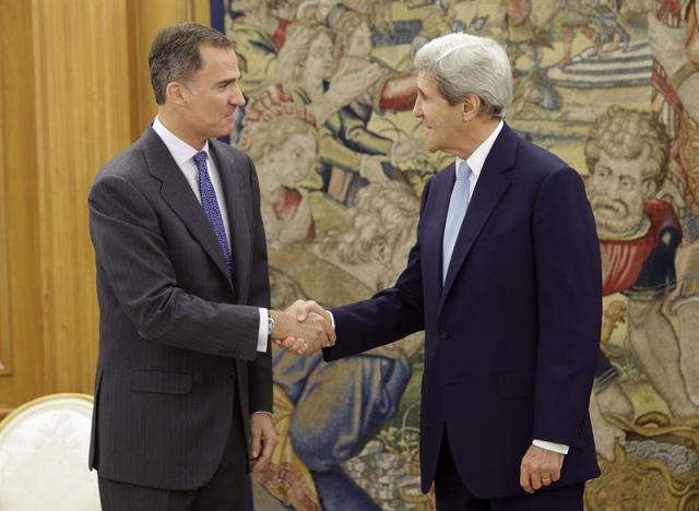 El rey Felipe recibió en audiencia en el palacio de la Zarzuela al secretario de Estado de EEUU, John Kerry (d), con motivo de su visita oficial a España. EFE/Zipi