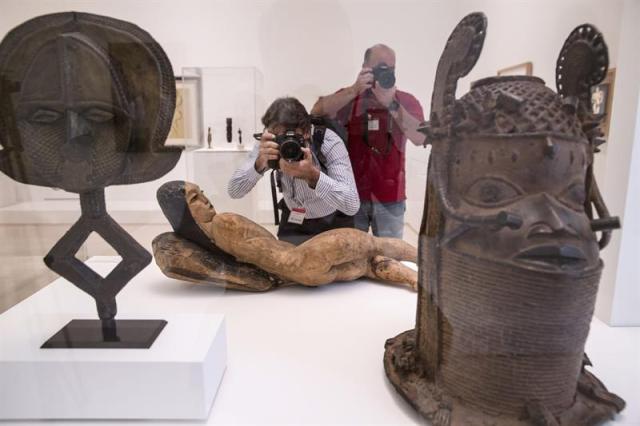 Unos fotógrafos enfocan una de las obras del artista Ernst Ludwing Kirchner, "Mujer tendida", que forma parte de la nueva exposición temporal inaugurada hoy en el Museo Picasso Málaga que explora la vinculación del artista malagueño con Alemania, el primer país que compró y coleccionó cubismo, en la primera mitad del siglo XX. EFE/Jorge Zapata.