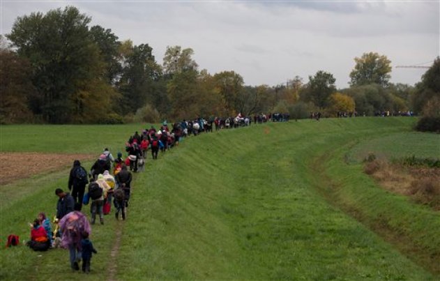 Migrantes caminan en Brezice, Eslovenia, provenientes de Croacia, el lunes 19 de octubre de 2015. Eslovenia ha dicho que no aceptará el ingreso de más de 2.500 solicitantes de asilo por día. (Foto AP/Darko Bandic)