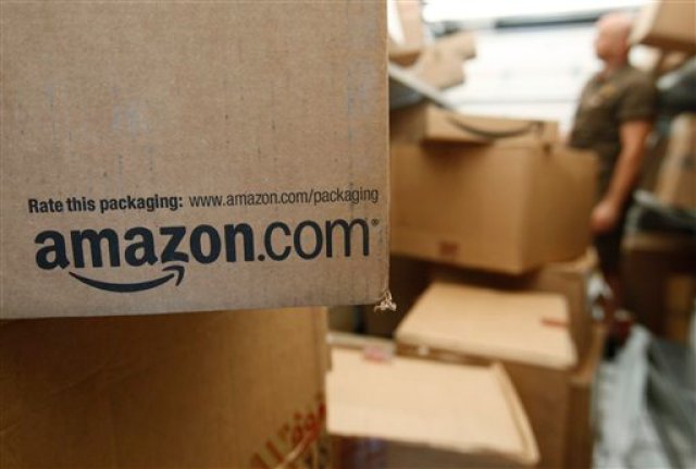 Un paquete esperando ser despachado en una oficina de Amazon.com el 18 de octubre del 2015 en Palo Alto, California. Amazon está demandando a más de mil personas que se ofrecieron para escribir comentarios de productos falsos en la red.  (AP Photo/Paul Sakuma, File)