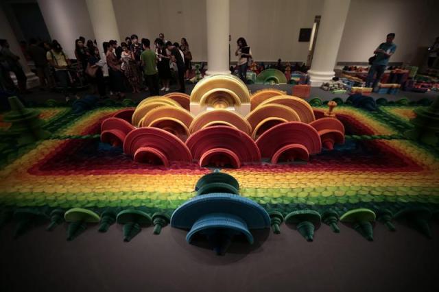 La instalación "Océano de Flores" del artista chino Li HongBo es expuesta durante un pase de prensa del River Nights Festival en Singapur hoy, 21 de octubre de 2015. EFE/Wallace Woon