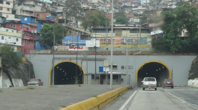 Lanzan dos cuerpos baleados desde parte alta de túneles del Cementerio a la autopista